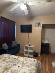 Schlafzimmer mit einem Bett und einem Flachbild-TV in der Unterkunft WILLIAMS AZ HOSTEL in Williams