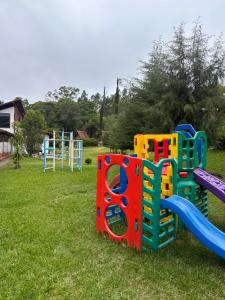 einen Spielplatz mit farbenfrohem Rasenspiel in der Unterkunft Chalé 3 Descanso nas Nascentes in Salesópolis
