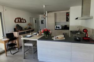 Kuchyň nebo kuchyňský kout v ubytování Le Tableau du Lac 507 - 2 bedrooms apartment with lake view terrace