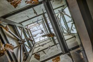 een uitzicht over het glazen plafond van een gebouw bij MX Grand Suites in Mexico-Stad
