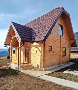 ZaovineにあるVila Planinski san 2の茶色の屋根の小さな木造家屋