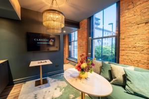 TV a/nebo společenská místnost v ubytování Forty Seven Hotel Manchester, WorldHotels Crafted