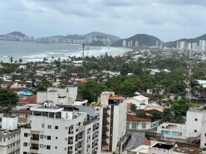 uitzicht op een stad met de oceaan en gebouwen bij Lazer completo e vista inesquecível in Guarujá