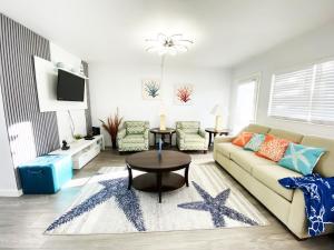 Χώρος καθιστικού στο AMAZING LOCATION ! direct across ST, from beach