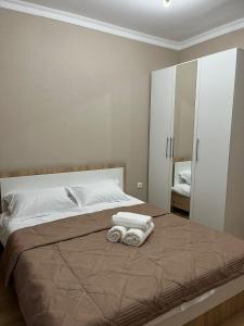 アスタナにある2х комнатная квартира Астана Левый берегのベッドルーム1室(ベッド1台、タオル2枚付)