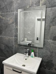 アスタナにある2х комнатная квартира Астана Левый берегのバスルーム(白い洗面台、鏡付)