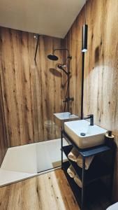 een badkamer met een witte wastafel en een bad bij B&B Centar in Zagreb