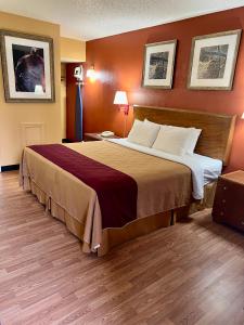 a hotel room with a large bed in a room at Executive Inn Schenectady Downtown in Schenectady