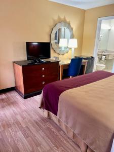 TV a/nebo společenská místnost v ubytování Executive Inn Schenectady Downtown