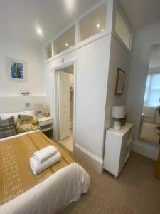 a bedroom with a large bed and a mirror at Little Gem in Kemptown Brighton in Brighton & Hove