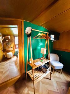 um quarto com um candeeiro e uma mesa em The Four Sisters Boatel - Houseboat em Edimburgo
