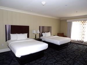 Postel nebo postele na pokoji v ubytování Niagara Crossing Hotel and Spa