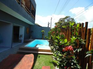 uma piscina no quintal de uma casa em Flats da Ilha 2 Quartos em Marechal Deodoro