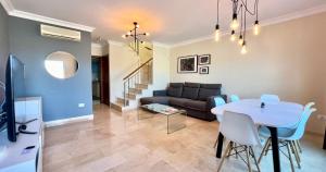 Χώρος καθιστικού στο Spacious House with Pool Views and BBQ, Eternal Summer Serenity