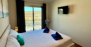 Ένα ή περισσότερα κρεβάτια σε δωμάτιο στο Spacious House with Pool Views and BBQ, Eternal Summer Serenity +9 φωτογραφίες