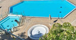 Πισίνα στο ή κοντά στο Spacious House with Pool Views and BBQ, Eternal Summer Serenity