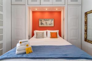 1 dormitorio con 1 cama con pared de color naranja en Charme na Urca - Vista arborizada - JLA301 Z5, en Río de Janeiro