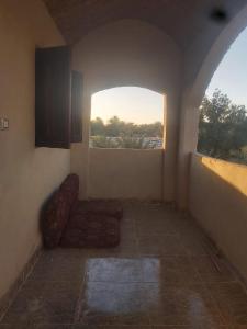 een woonkamer met een bank en een raam bij Oum House in Siwa