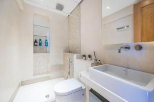 Ένα μπάνιο στο Victorian Duplex near Oxford St +12 φωτογραφίες