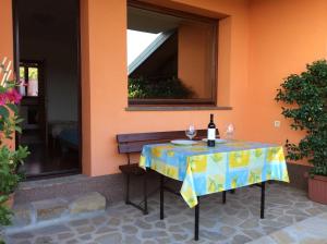 einen Tisch mit zwei Gläsern Wein und ein Fenster in der Unterkunft Apartments Krt Mirko in Izola