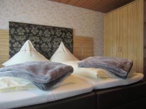 zwei Kissen auf dem Bett in der Unterkunft Hotel Restaurant Jonkhans in Rees