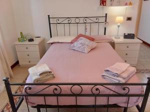 ローマにあるItaly's enchanting ambiance - A snug apartment in Romeのベッドルーム1室(ベッド1台、タオル2枚付)