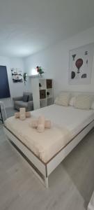 1 dormitorio blanco con 1 cama grande en una habitación en Loft Triana Sevilla, en Sevilla