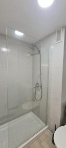 y baño con ducha y puerta de cristal. en Loft Triana Sevilla, en Sevilla