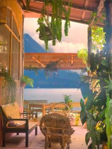 patio z ławkami i widokiem na ocean w obiekcie Art & Coffee w mieście Santa Cruz La Laguna