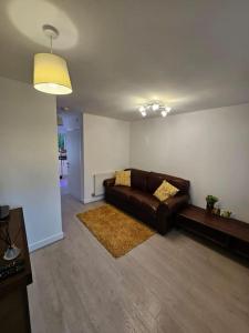 a living room with a brown couch and a rug at Stylish 2 Bedroom Semi-Detached House in Leicester in Leicester