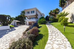 uma casa com um caminho de pedra em frente a uma casa em Urban Elegance by Fidalsa em Alicante