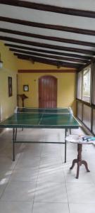 una mesa de ping pong en el medio de una habitación en Casa Campo Piscina jacuzzi turco sauna El Encanto, en San Francisco