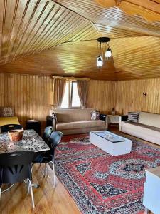een woonkamer met een bank en een tafel bij Rize Doğa Home 