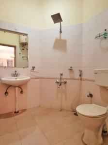 uma casa de banho com um WC e um lavatório em Vintage Haven By Spacez near Indranagar Metro Station em Bangalore