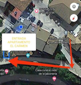une carte d'un parking avec une flèche rouge dans l'établissement Apartamento El Carmen, à Setenil de las Bodegas