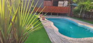 Bazén v ubytování Maun Luxury Oasis nebo v jeho okolí