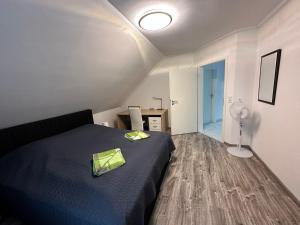 a bedroom with a bed and a lamp in it at Ferienwohnung am Hafen Rüstersiel in Wilhelmshaven