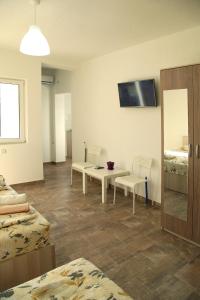TV a/nebo společenská místnost v ubytování Apartmani Alex Beach