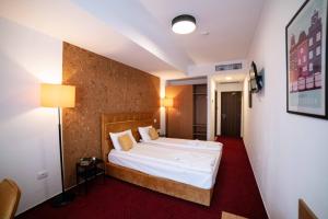 a bedroom with a large white bed in a room at Bucharest Airport Accomodation in Otopeni