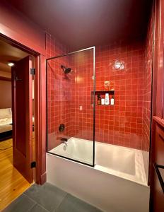 W łazience znajduje się wanna ze szklanym prysznicem. w obiekcie CoHouse New Haven steps to Yale University w mieście New Haven
