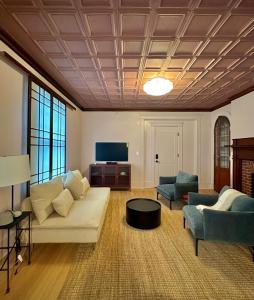 salon z kanapą, 2 krzesłami i telewizorem w obiekcie CoHouse New Haven steps to Yale University w mieście New Haven