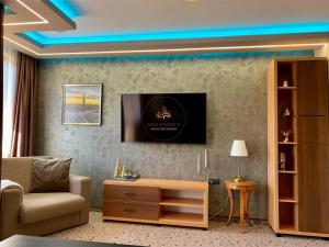 un soggiorno con divano e TV a parete di Deluxe Apartment 33 Mountain Lodge Pamporovo a Pamporovo