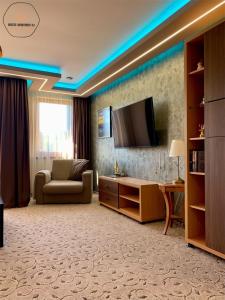 un soggiorno con divano e TV a parete di Deluxe Apartment 33 Mountain Lodge Pamporovo a Pamporovo