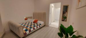 Casa Vera Vacations في دبي: غرفة نوم فيها سرير واريكة