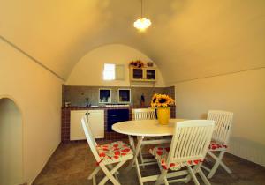a kitchen with a table and chairs in a kitchen at Country Salenthouse in Marina di Mancaversa