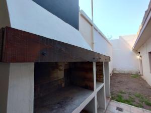 ein Gebäude mit einer Seitentreppe in der Unterkunft Hostel Terminal in Barraquero