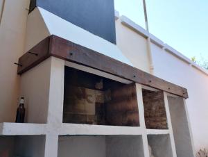 ein Fenster an der Seite eines Gebäudes in der Unterkunft Hostel Terminal in Barraquero