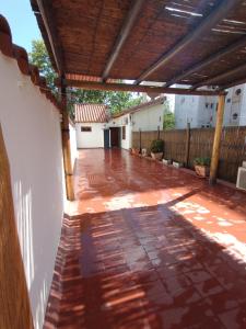 un patio al aire libre con pérgola de madera en Hostel Terminal en Barraquero