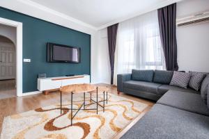 uma sala de estar com um sofá e uma mesa em Modern Flat 5 min to Mahmutlar Beach in Alanya em Mahmutlar