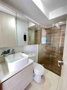 a bathroom with a sink and a toilet and a shower at Apartamento nuevo, central, hermosa vista. in Dosquebradas +32 photos